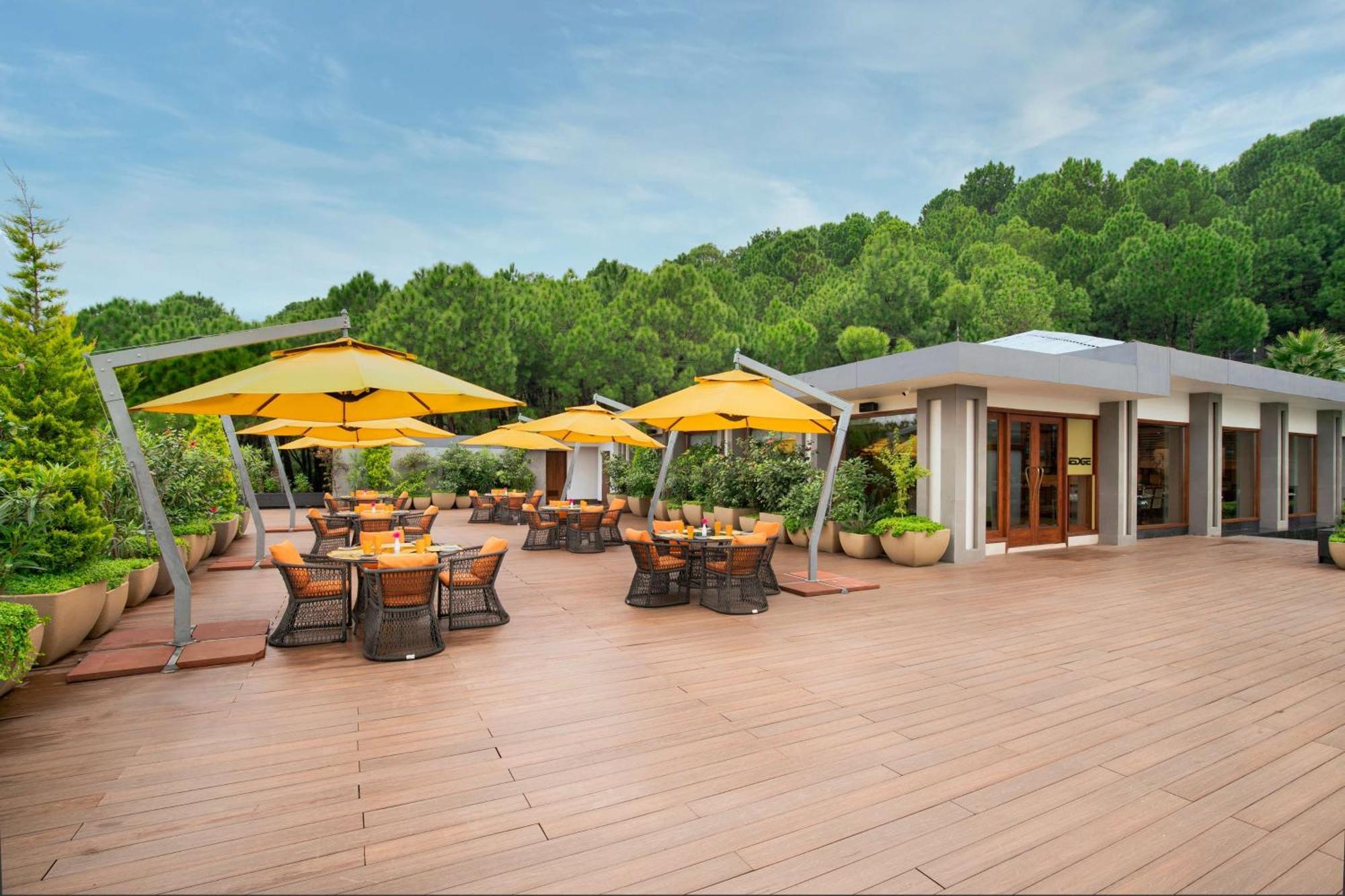 Radisson Blu Resort Dharamshala Bagian luar foto