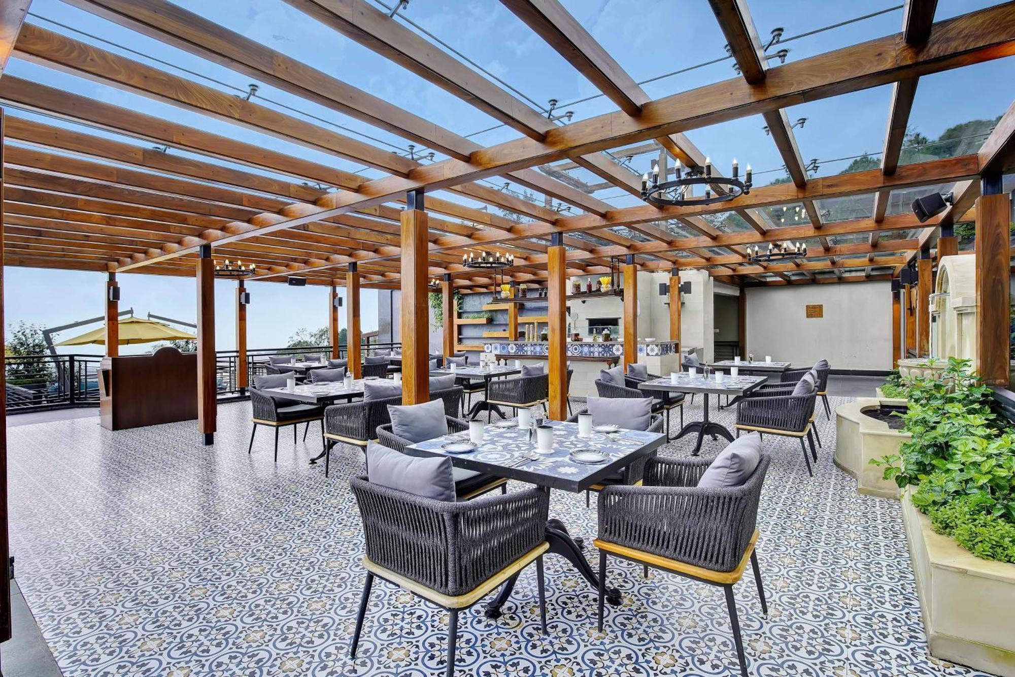 Radisson Blu Resort Dharamshala Bagian luar foto