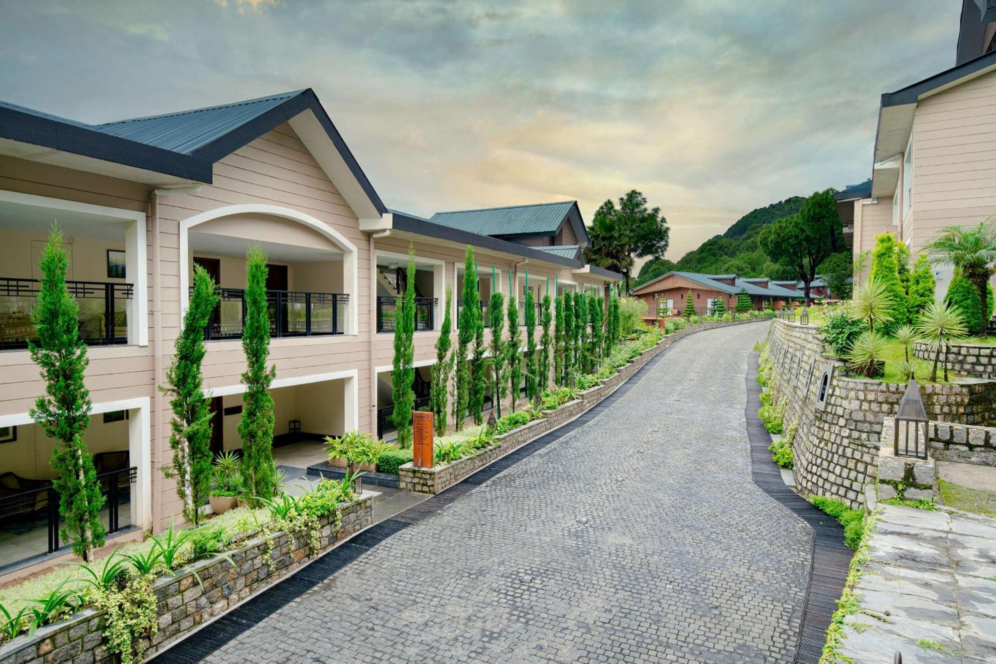 Radisson Blu Resort Dharamshala Bagian luar foto